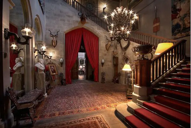 Entrance hall at Opulent castle in Ledbury, G273 (photo 7)