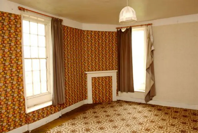 Wallpaper at Opulent castle in Ledbury, G273 (photo 57)
