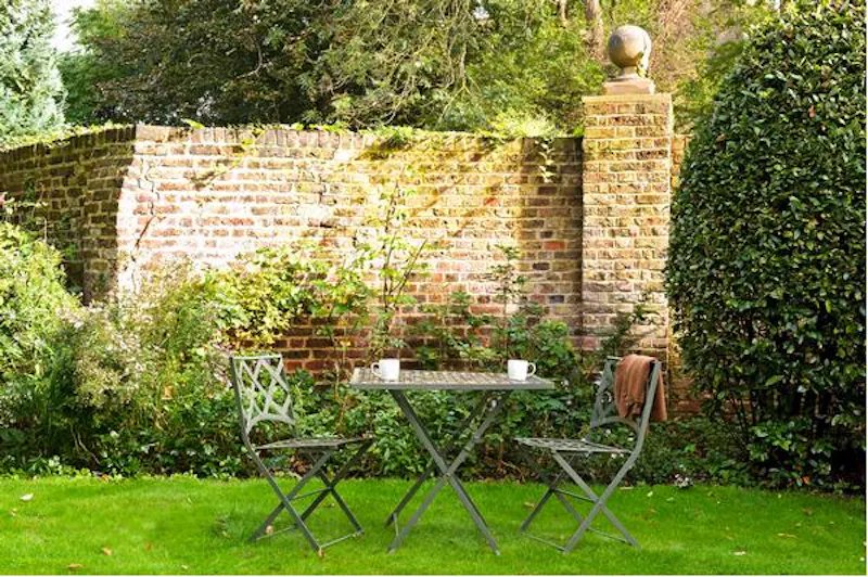 Walled garden at Stills townhouse in Enfield, A1246 (photo 39)