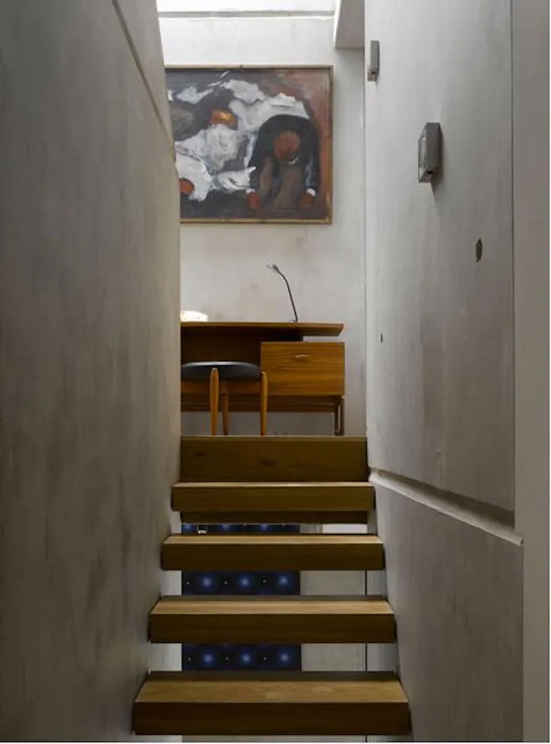 Staircase at Architectural Kilburn house, D2057 (photo 24)