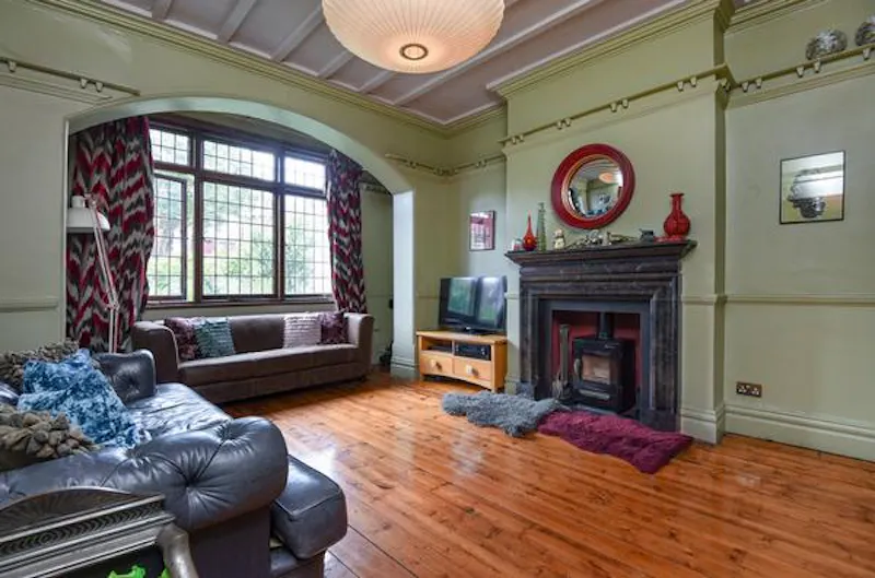 Fireplace at Film location E345 in London (photo 4)