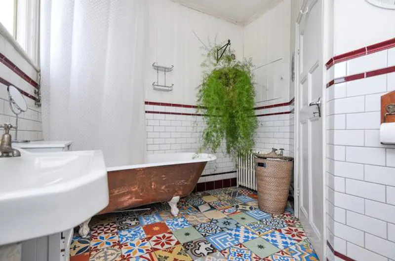 Bathroom at Film location E345 in London (photo 13)