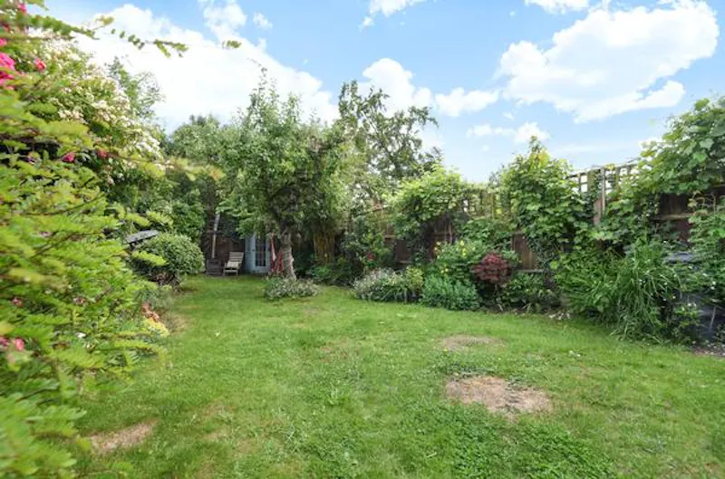Garden at Film location E345 in London (photo 18)