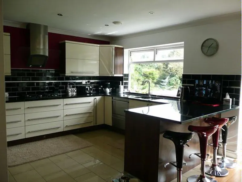 Kitchen at Film location D2059 in Merseyside (photo 4)