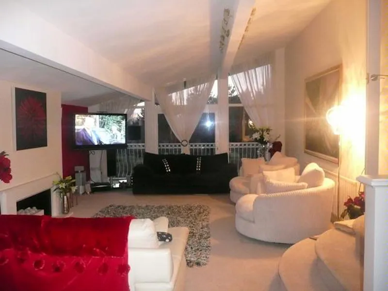 Living Room at Film location D2059 in Merseyside (photo 5)