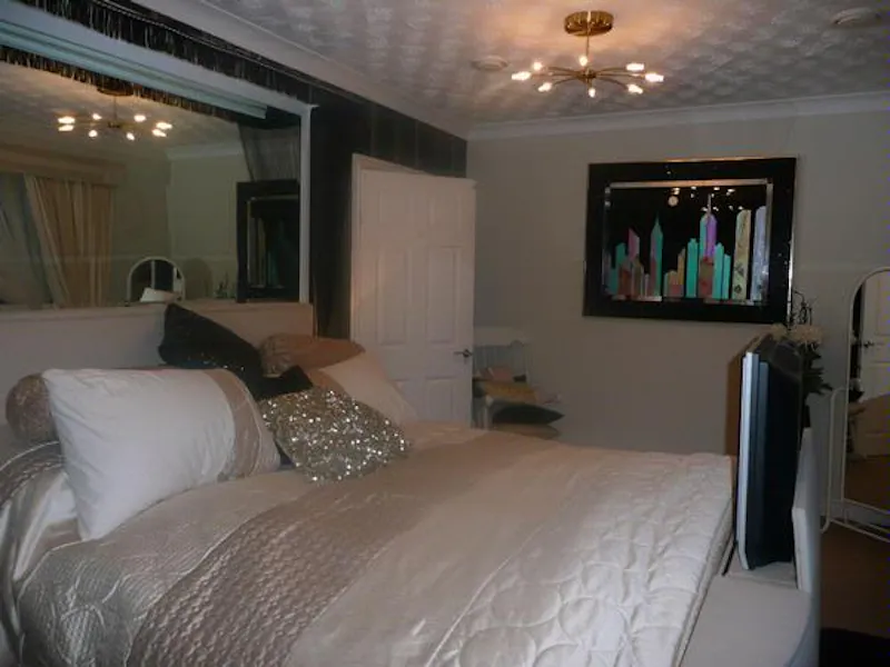 Bedroom at Film location D2059 in Merseyside (photo 8)