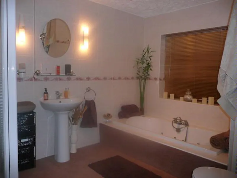 Bathroom at Film location D2059 in Merseyside (photo 9)