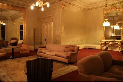 Large period flat in Glasgow, F987