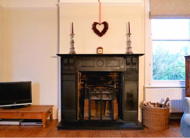 Fireplace at Handsome house in Henley, B1546 (photo 4)