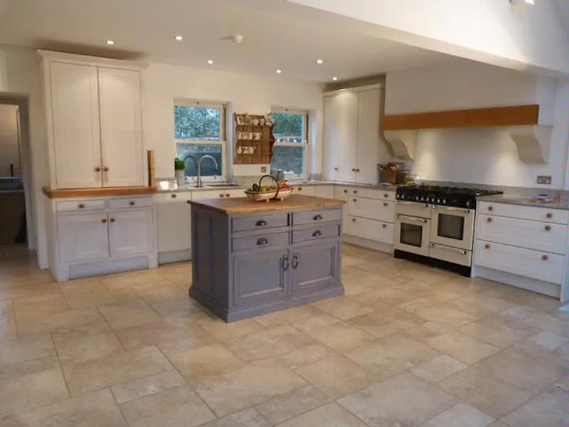 Kitchen at Handsome house in Henley, B1546 (photo 16)