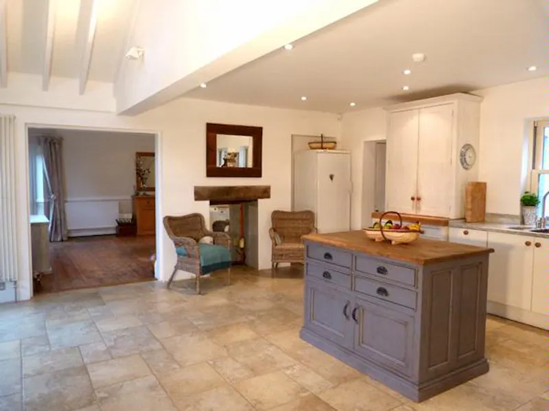 Kitchen island at Handsome house in Henley, B1546 (photo 18)