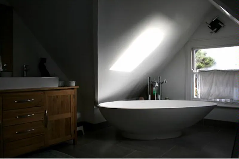 Bathroom at Handsome house in Henley, B1546 (photo 24)
