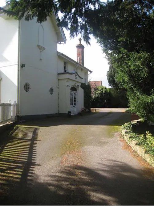 Ex-hunting lodge in Aylesbury, A1257