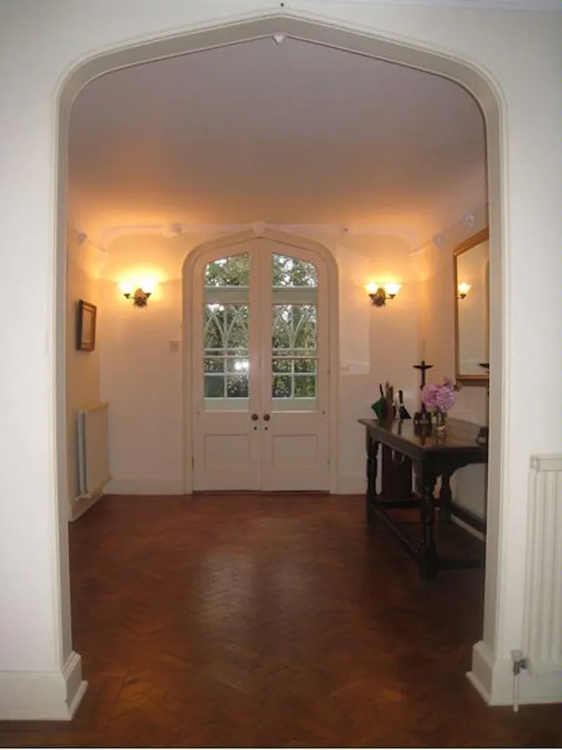 Entrance hall at Ex-hunting lodge in Aylesbury, A1257 (photo 2)
