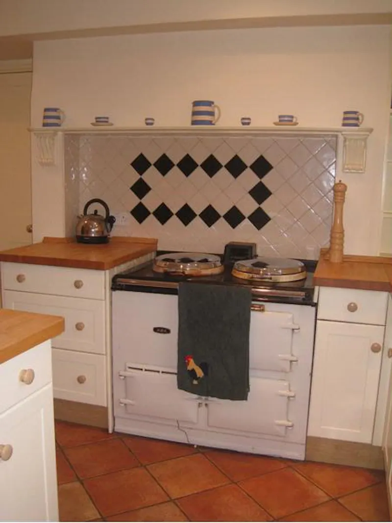 Aga at Ex-hunting lodge in Aylesbury, A1257 (photo 5)