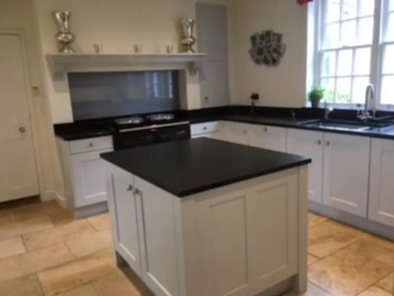 Kitchen island at Ex-hunting lodge in Aylesbury, A1257 (photo 6)
