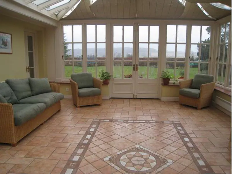 Conservatory at Ex-hunting lodge in Aylesbury, A1257 (photo 12)