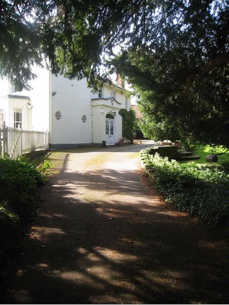 Ex-hunting lodge in Aylesbury, A1257 (photo 15)