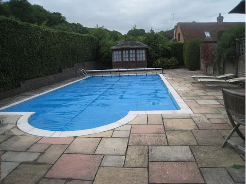 Swimming pool - outdoor at Ex-hunting lodge in Aylesbury, A1257 (photo 23)