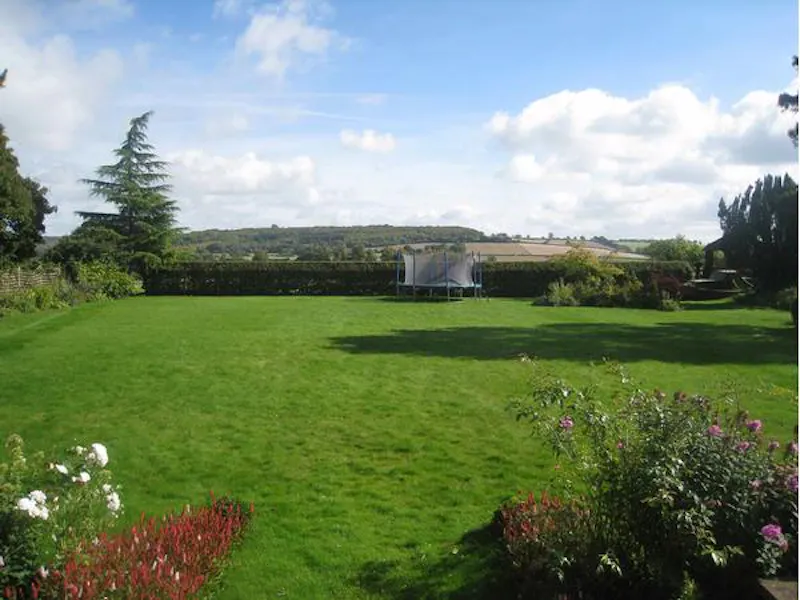Garden at Ex-hunting lodge in Aylesbury, A1257 (photo 25)