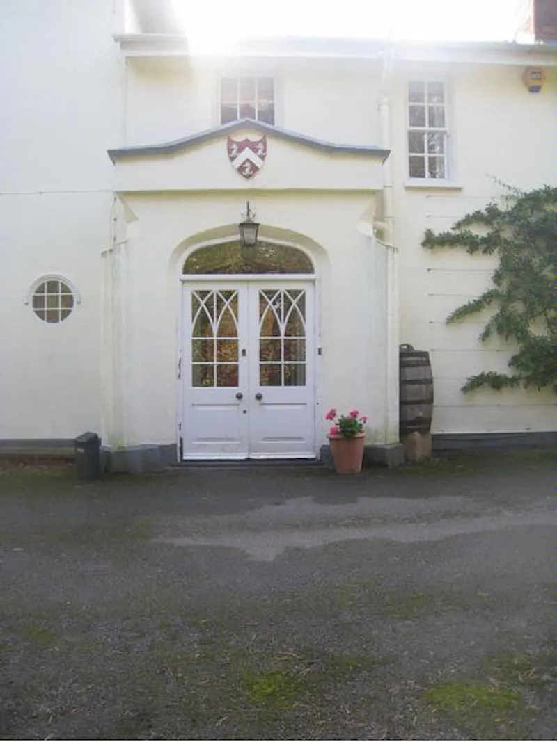 Ex-hunting lodge in Aylesbury, A1257 (photo 28)