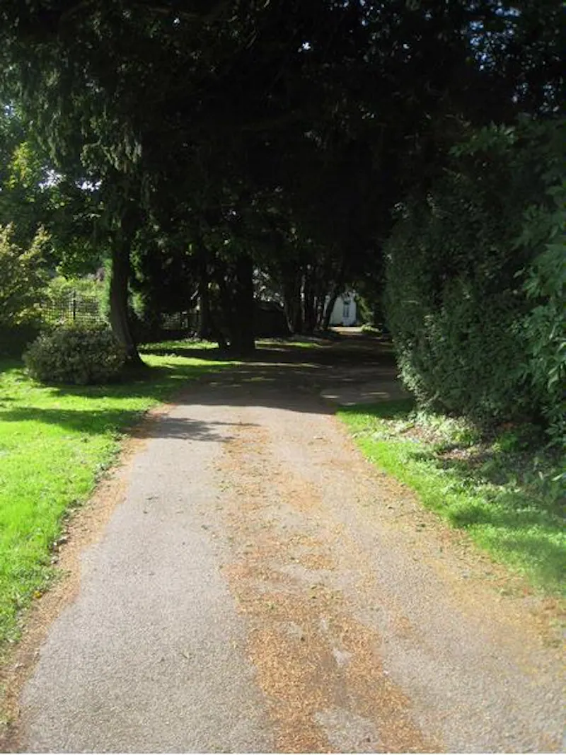 Driveway at Ex-hunting lodge in Aylesbury, A1257 (photo 31)