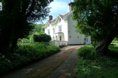 Ex-hunting lodge in Aylesbury, A1257