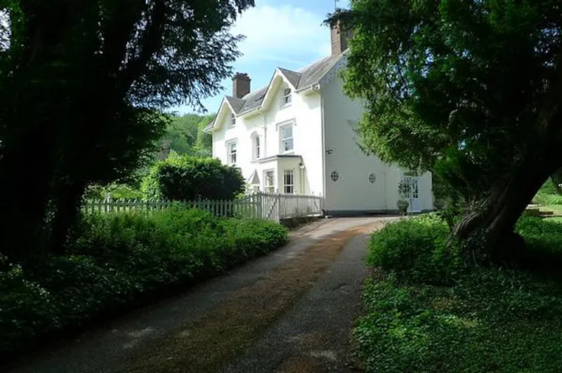 Ex-hunting lodge in Aylesbury, A1257 (photo 33)