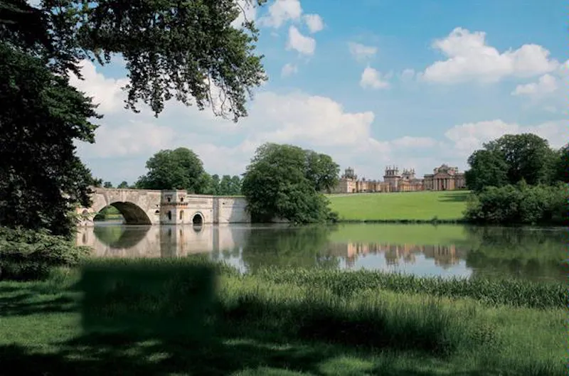 Lake at Extraordinary Woodstock palace , G71 (photo 46)