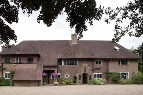 Walton-on-Thames Arts and Craft, D2063