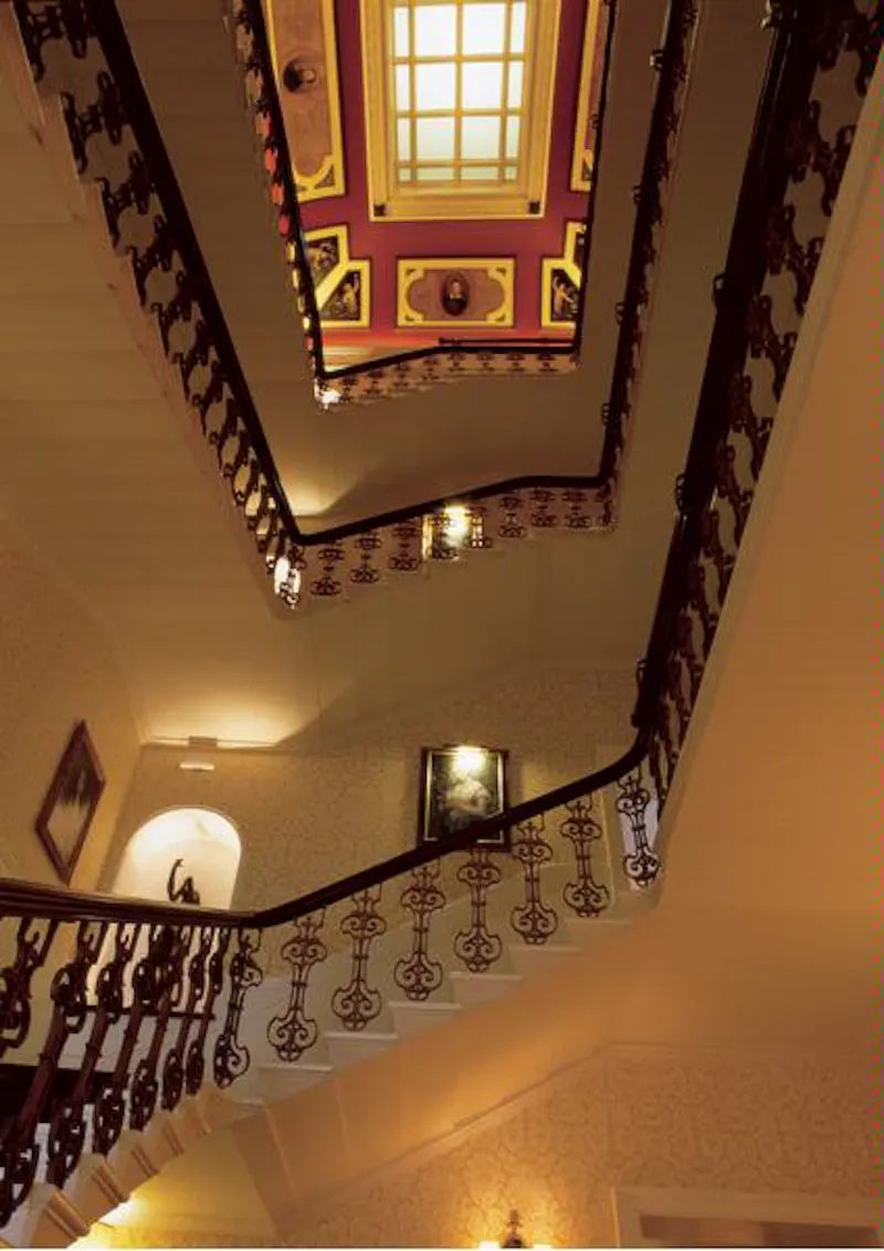 Staircase at Elegant Richmond hotel, R751 (photo 5)