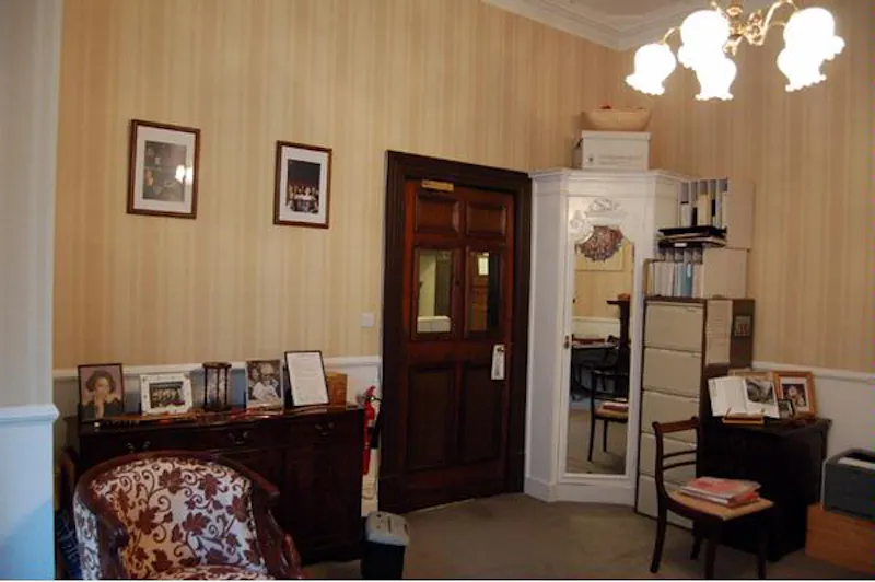 Study at Knightsbridge school, J210 (photo 4)