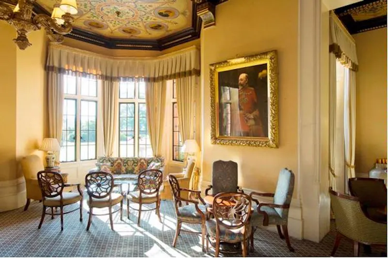 Drawing room at Country house hotel near Fleet, R749 (photo 8)