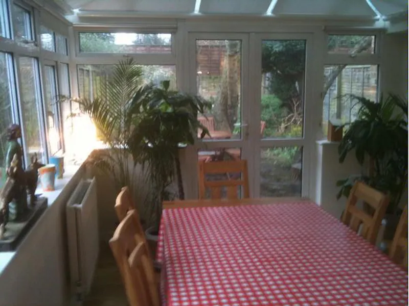 Dining room at Film location D2064 in London (photo 8)