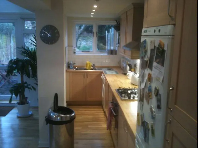 Kitchen at Film location D2064 in London (photo 11)