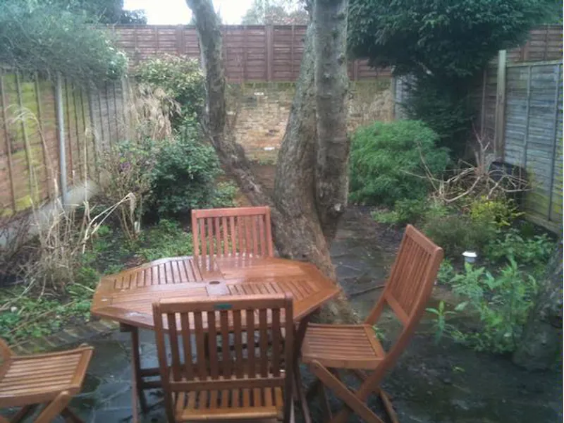 Garden at Film location D2064 in London (photo 13)