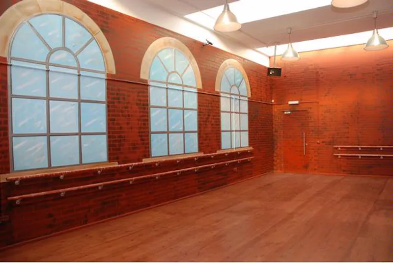 Exposed brick at Northampton studio space, Q50 (photo 2)