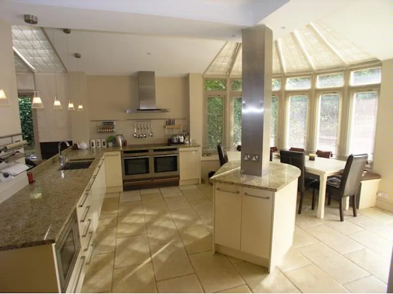 Kitchen at Large Victorian house in Windsor, B1551 (photo 4)