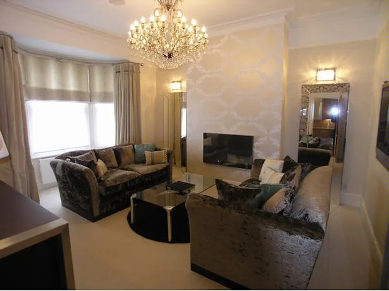 Living Room at Large Victorian house in Windsor, B1551 (photo 6)