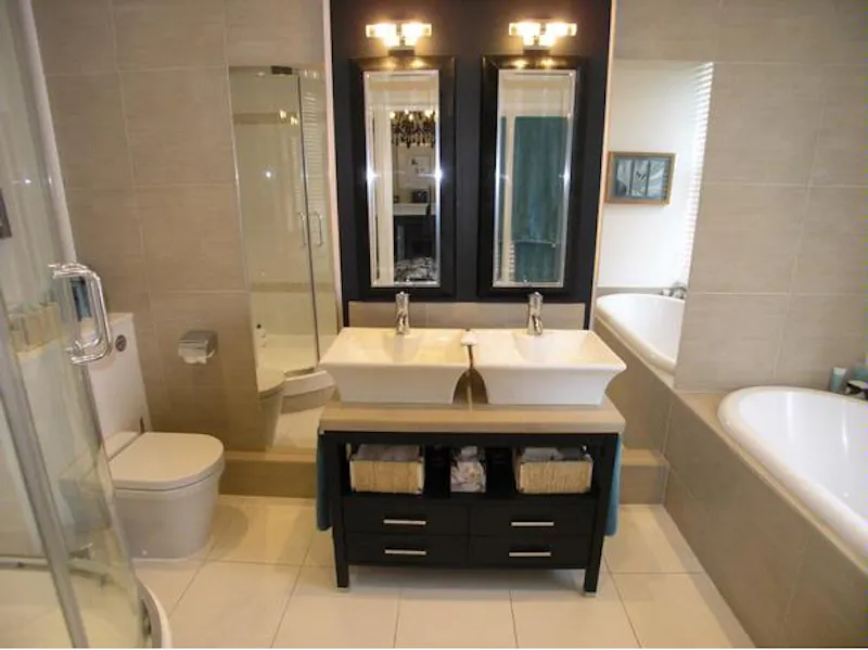 Bathroom at Large Victorian house in Windsor, B1551 (photo 10)