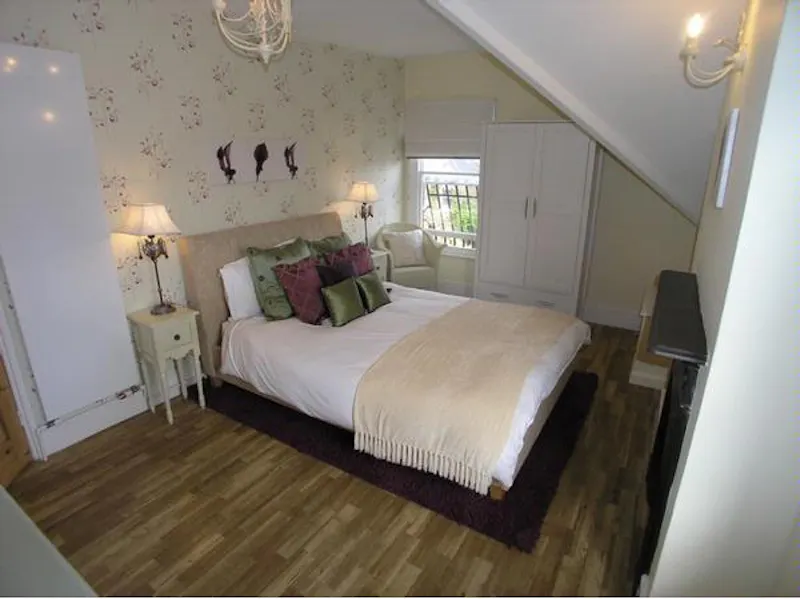 Large Victorian house in Windsor, B1551 (photo 15)