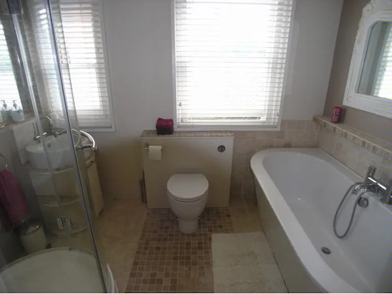Bathroom at Large Victorian house in Windsor, B1551 (photo 12)