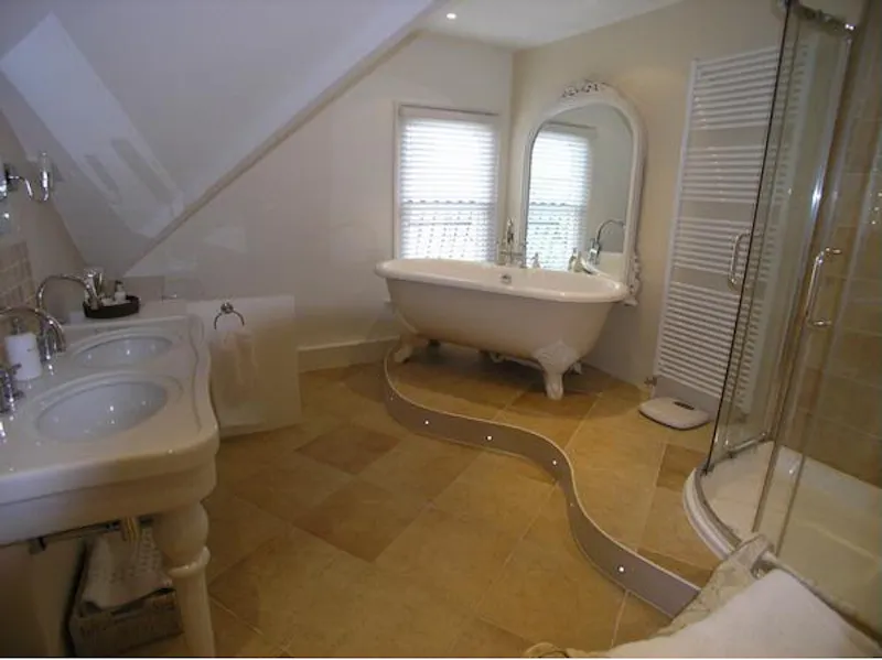 Bathroom at Large Victorian house in Windsor, B1551 (photo 13)