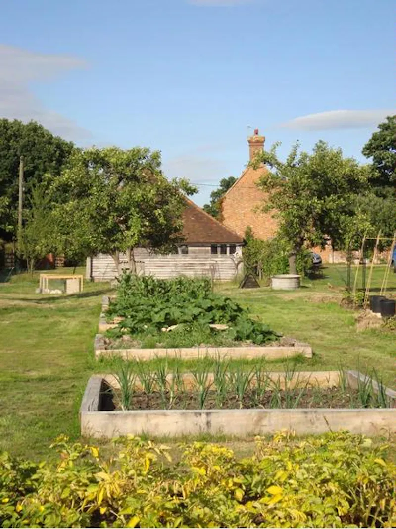 Garden at Film location L627 in Kent (photo 11)
