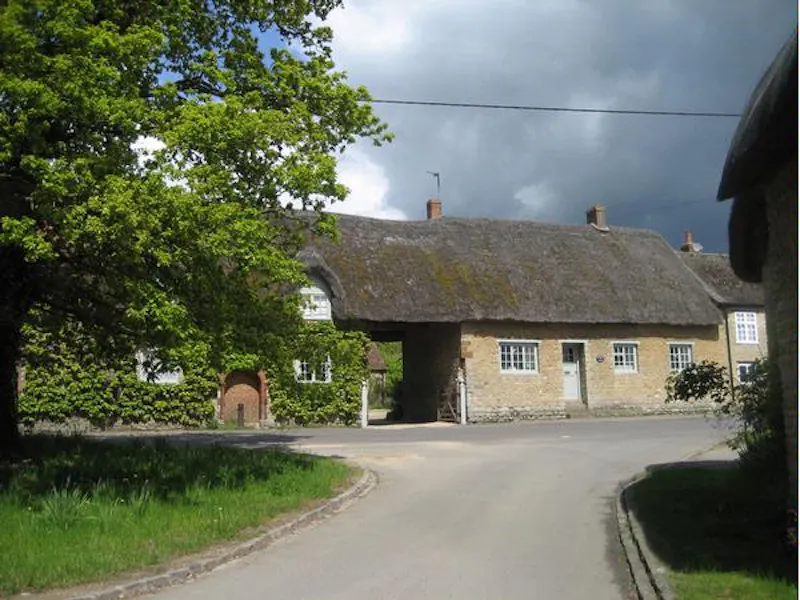Driveway at Manor House in Bicester, A1000 (photo 5)