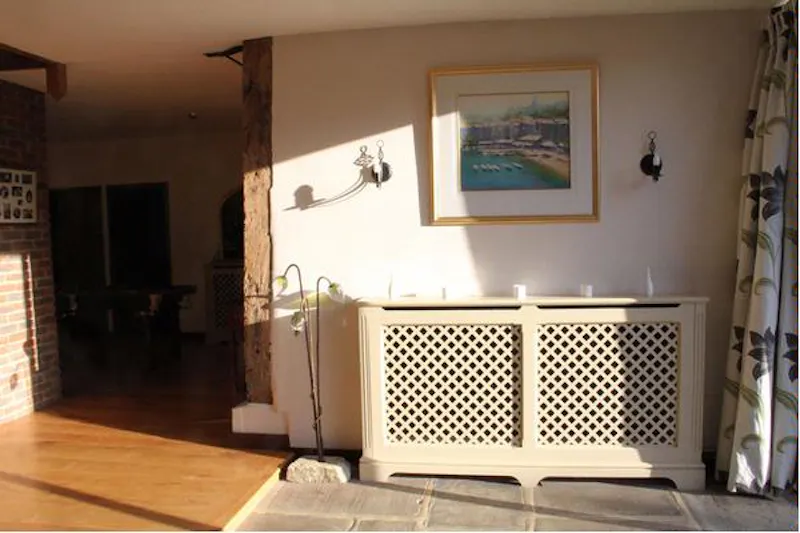 Entrance hall at Film location L628 in Kent (photo 3)