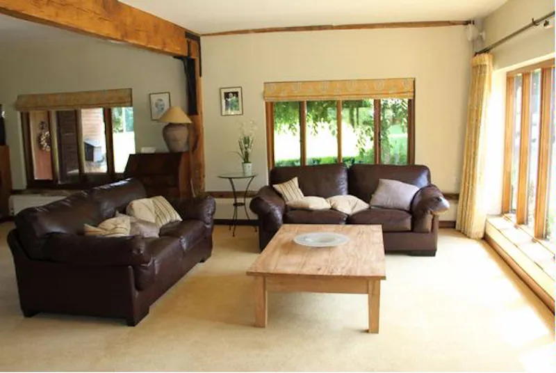 Living Room at Film location L628 in Kent (photo 7)