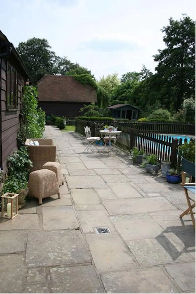 Swimming pool - outdoor at Film location L628 in Kent (photo 18)