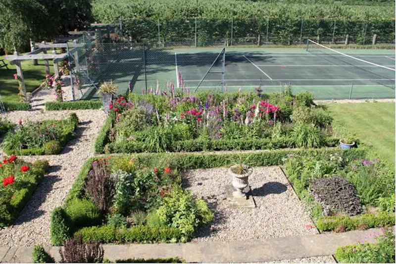 Tennis court at Film location L628 in Kent (photo 21)