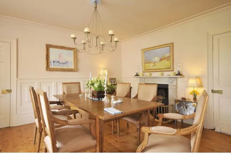 Dining room at Film location B1553 in Berkshire (photo 4)